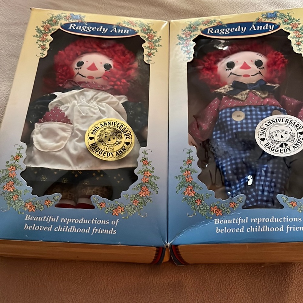 Raggedy Ann and Raggedy Andy by Johnny Gruell .